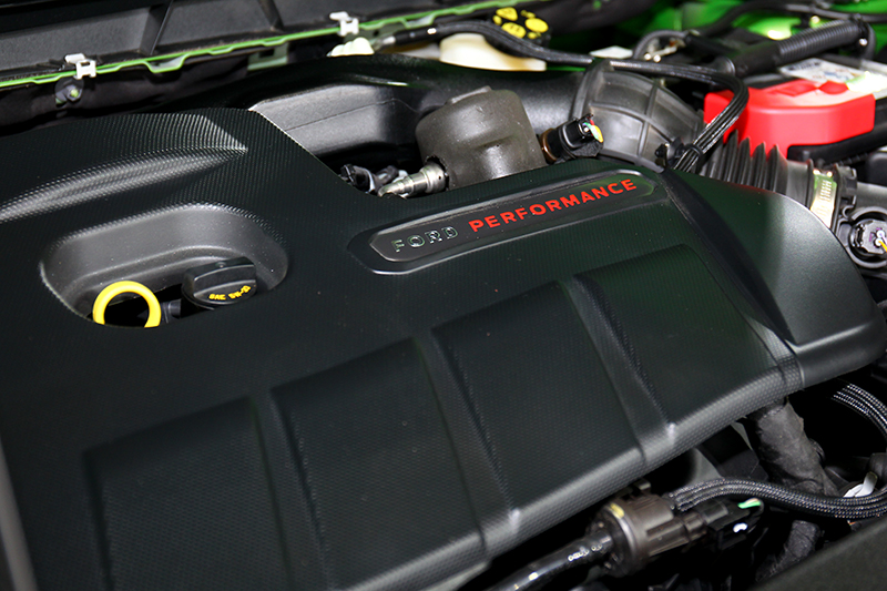 動力部分依舊維持原本的280匹馬力設定,但Hatchback搭載的是6速手排變速箱