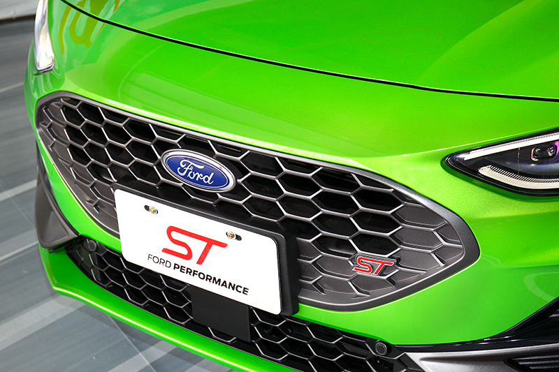 水箱罩上有專屬的ST字樣徽章,並將MATRIX LED矩陣式頭燈列為標配項目