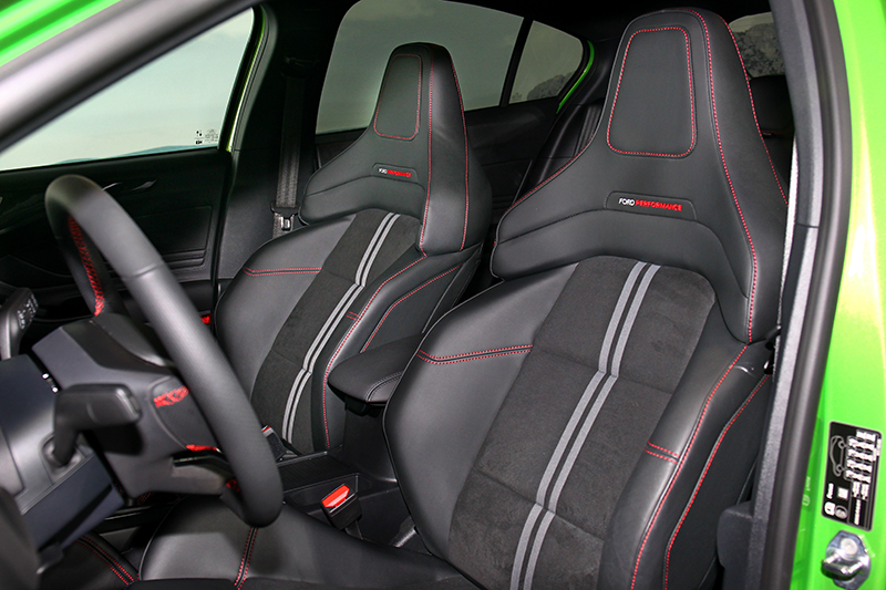 還配置有具備雙前座14向電動調整的Ford Performance性能跑車電動座椅