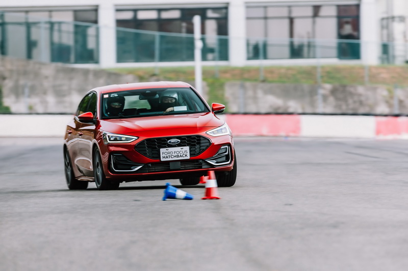 小改款有針對懸吊系統做強化動作，在實際的繞錐過程中能發現懸吊的側傾支撐性相當高