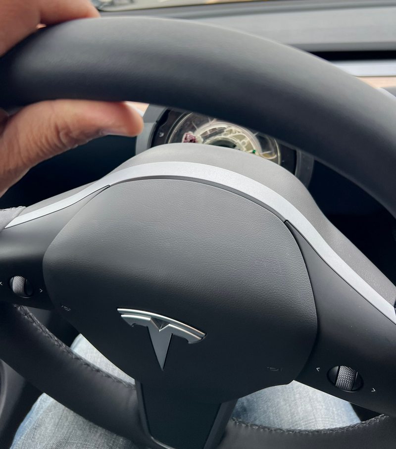 國外車主分享他的Model Y才買不到一周芳向盤就脫落了。(圖片來源Twitter @preneh24)