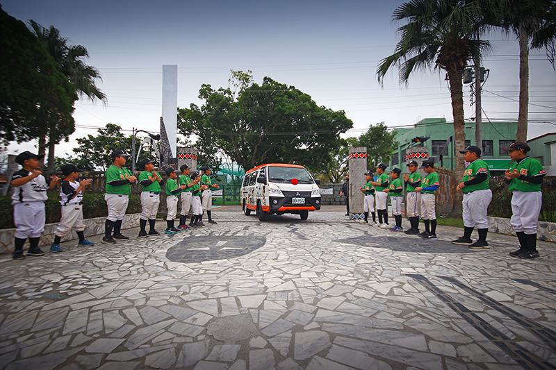 贈予太巴塱國小棒球隊的第12號幸福守護專車,未來將作為跨縣市比賽時最重要的移動工具。