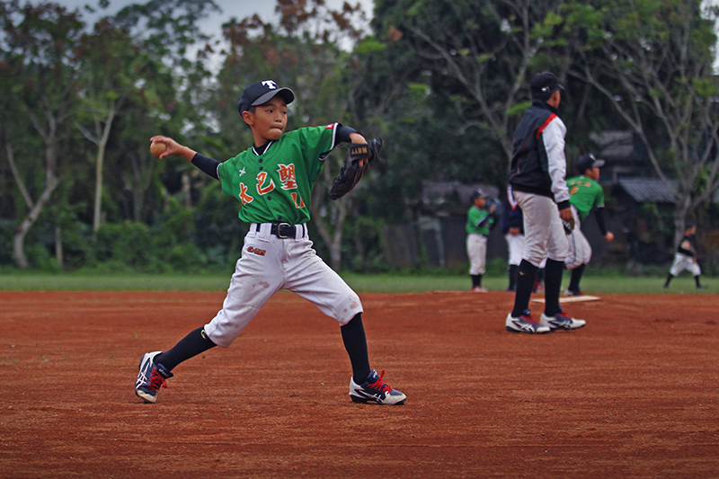 過往成績斐然的太巴塱國小棒球隊如今只剩下16位小朋友,場上面對球員充裕的西部學校球隊難免力有未逮。