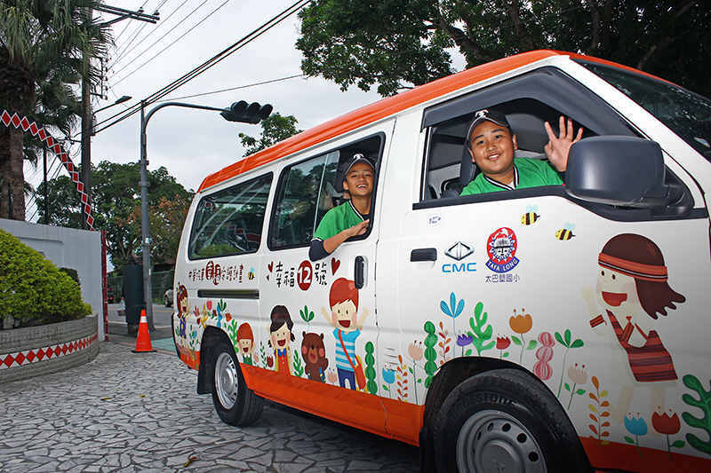 這輛幸福守護專車不僅將伴隨太巴塱國小棒球隊四處征戰，同時也將肩負起縣內移地訓練甚至跨區招生的重責大任。