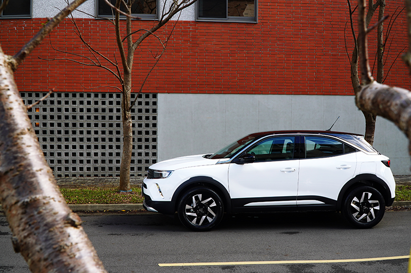 有稜稜角的Mokka別有自我風格,貫穿車頂弧線的鍍鉻飾條更是一大特色。