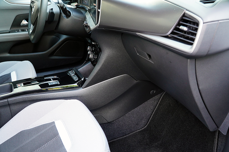 中控台在向下內切的設計有效增加副駕駛座乘客膝部空間。