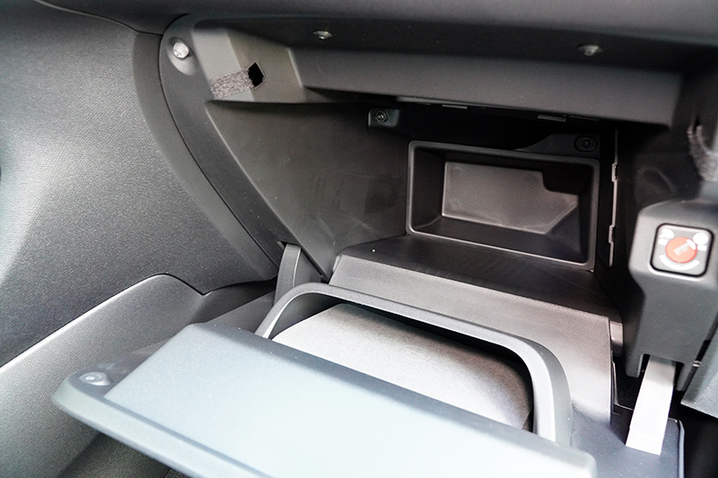 即使手套箱外部向內縮,但完全沒有影響手套箱容量,特別深的手套箱,容積甚至比多數車來得更大。