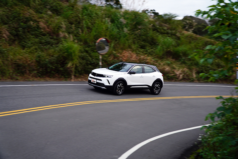 Mokka開起來有著德國車一貫的沉穩感,操控性在同級車中屬於前段班。