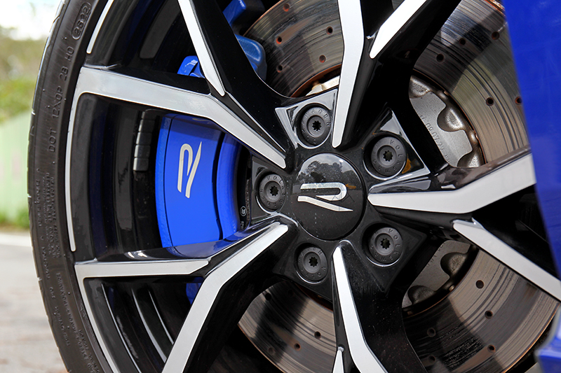 輪圈一樣為19吋Estoril圈。