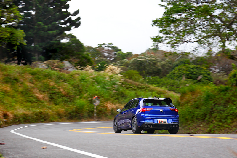 試駕Golf R特仕車當然要在山路。