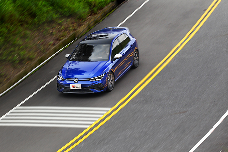 320hp馬力與4 Motion,不僅衝得快在山路也抓得住。