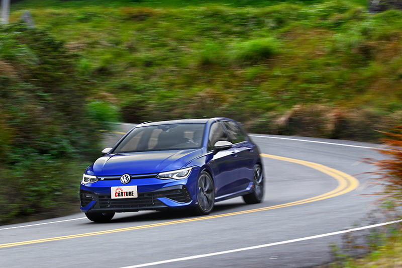 開著Golf R在山路會讓人不想放慢速度。