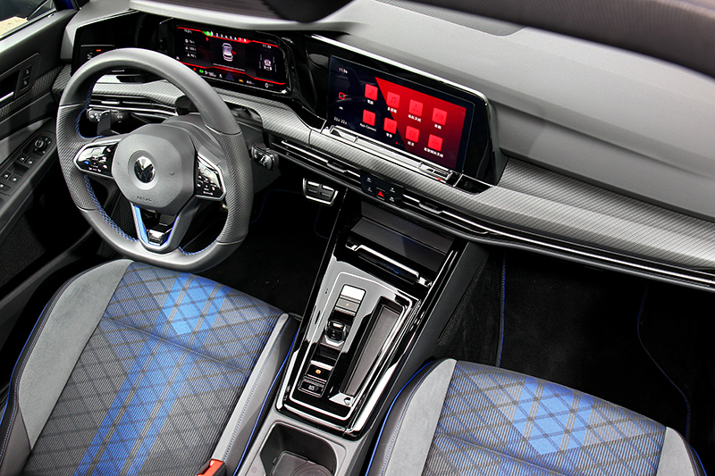 應該看得出來Golf R特仕版座艙哪不一樣了吧。