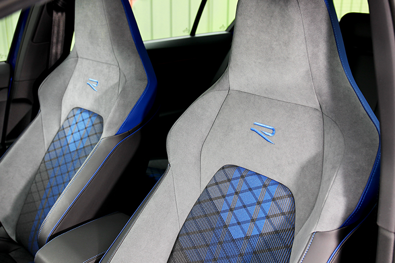 與Golf R最大差異就是改配置ArtVelours麂皮/織布跑車座椅。