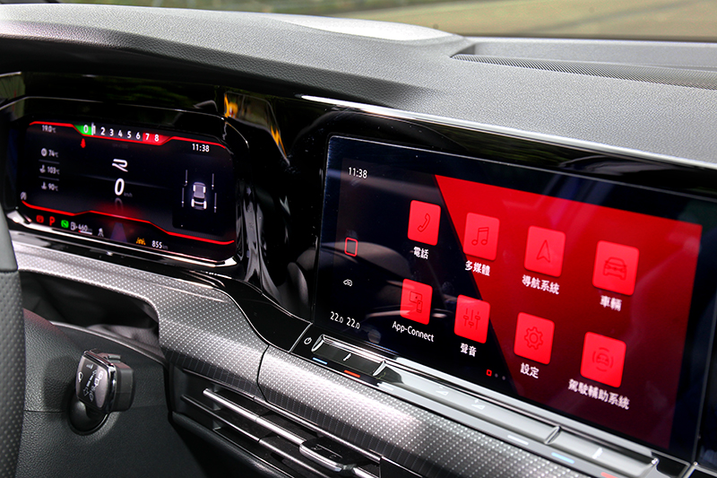 搭載10.25吋數位儀表、10吋MIB 3中控系統。