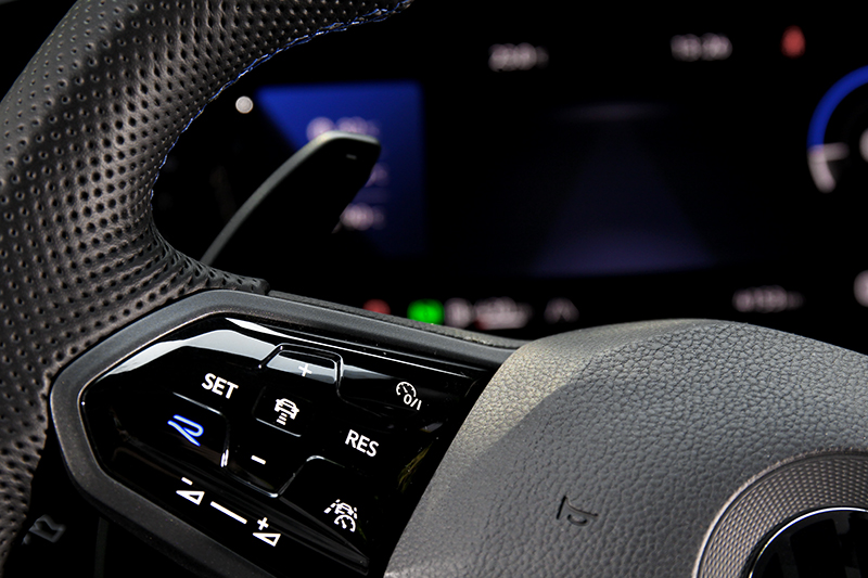 按下方向盤上R鈕就能立即進入賽車模式。