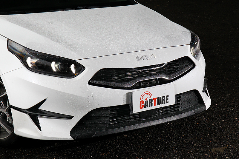 頭燈導入三箭式設計、水箱護罩增加鍍鉻飾條，保險桿也加入飛箭式造型。