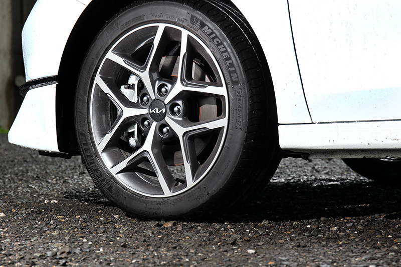 換上新輪圈，輪胎規格為225/45 R17。