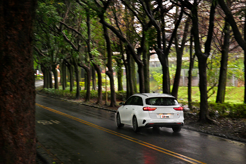 既然車名是Ceed Sportswagon，當然在彎道表現也有令人滿意的表現。