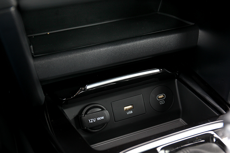 中控下方有提供兩層置物空間。