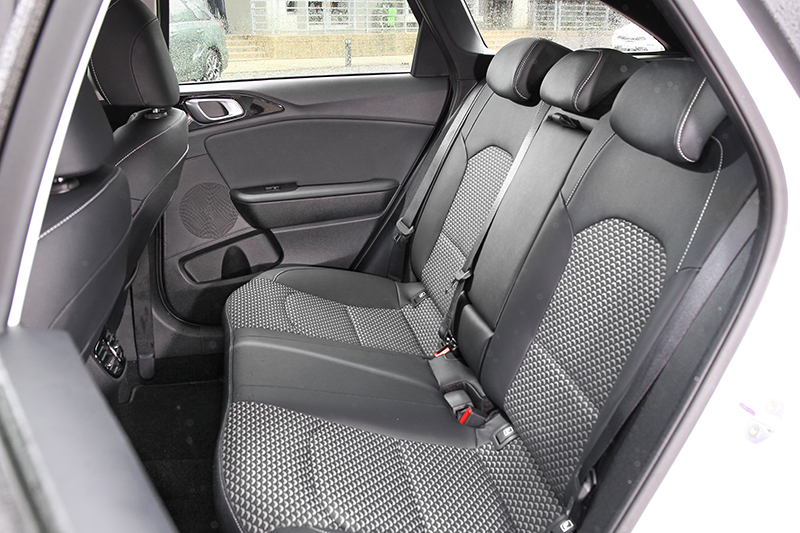 2,650mm軸距在172cm成人坐進後膝部尚有約9cm空間，但椅背不可調略挺的角度長途乘坐會提早感到疲勞。