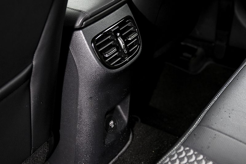 後座提供Type C充電。