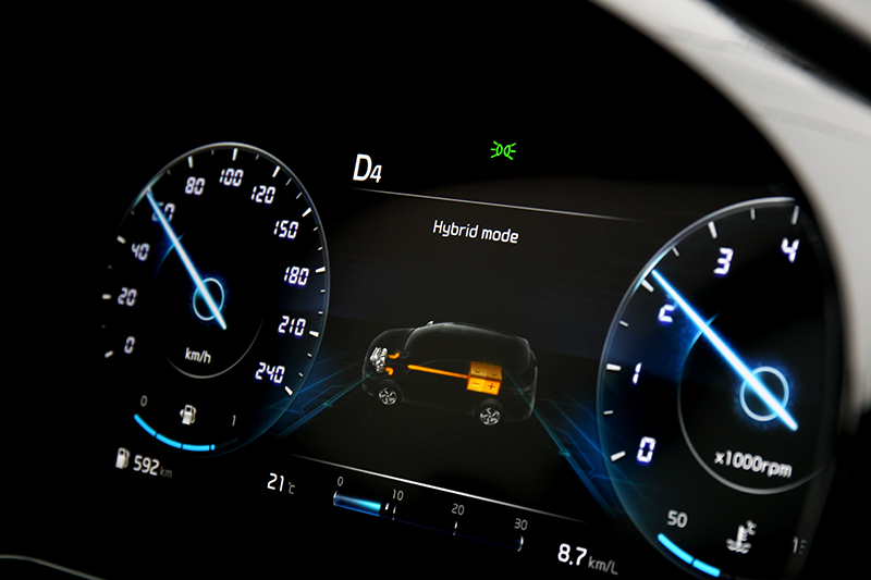 儀表能觀看電能與動力輸出狀態。