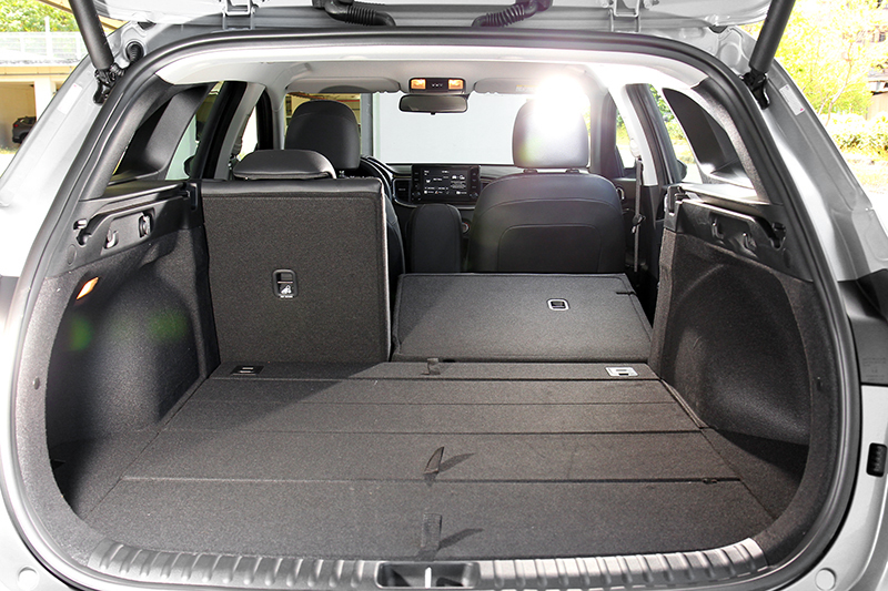 行李廂置物容積為652～1,694公升，下方還有規劃收納空間。另外還配備貼身感應式電動尾門，只要鑰匙在身上走近尾門，尾門就會自動開啟。