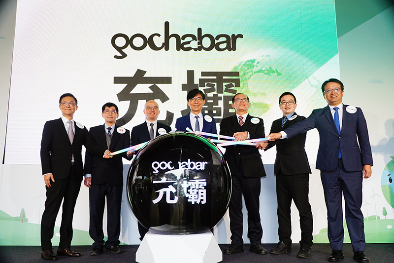 在經濟部科技專案補助之下,工研院提供具專利的充電技術,獲得和泰集團、士林電機投資,共同成立國內第一個專業充電服務暨營運軟體公司「充壩」,引領產業開創次世代智慧型充電服務市場。圖左起為仰德集團副執行長謝漢章、和泰汽車董事黃文瑞、起而行綠能董事長簡金品、經濟部技術處處長邱求慧、工研院協理胡竹生、工業局專門委員童建強、和泰集團和潤企業總經理林彥良。