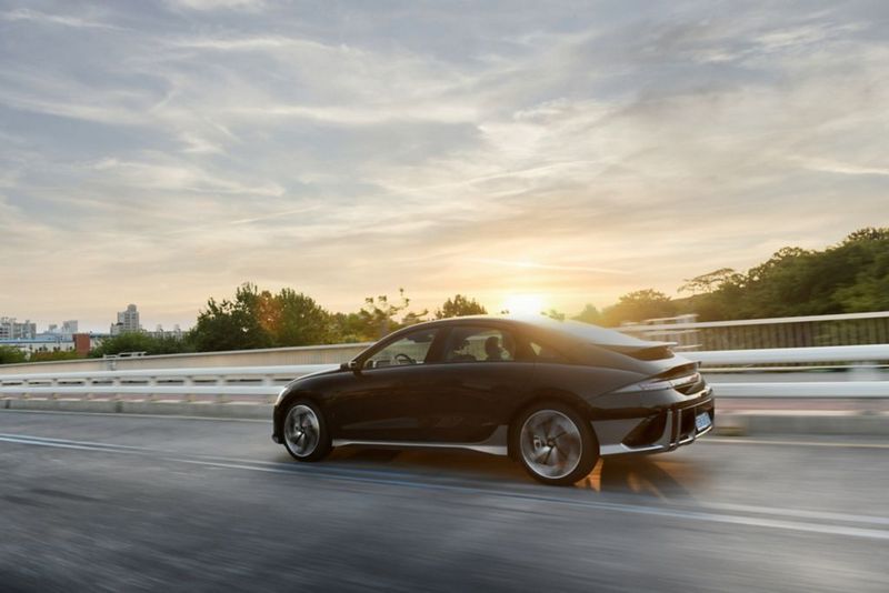 Ioniq 6提供53kWh與77.4kWh兩種電池規格,續航里程最少有429公里,Long Range車型則有614公里的水準。