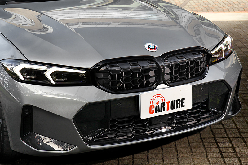 除改配置50周年廠徽,水箱護罩輪廓變得更銳利,氣壩與日行燈造型也有調整,另外亦配備亮黑光澤套件。