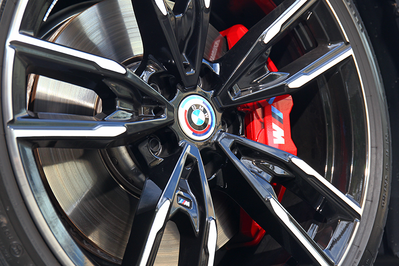 19吋輪圈飾蓋也更換50周年版本。