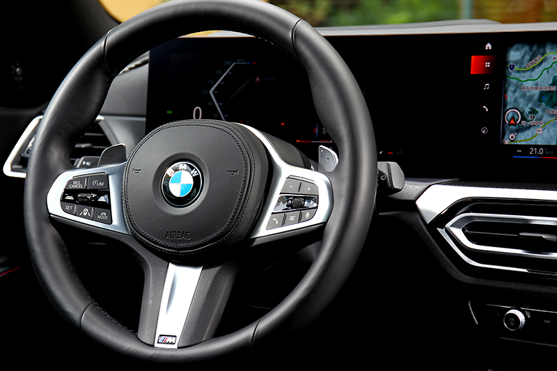 方向盤維持以往造型,因此於操作半自動駕駛會比其它新世代車型來得好用。