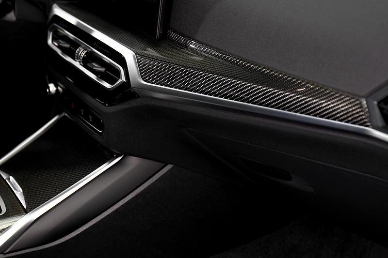 儀表平台附有碳纖維飾板。