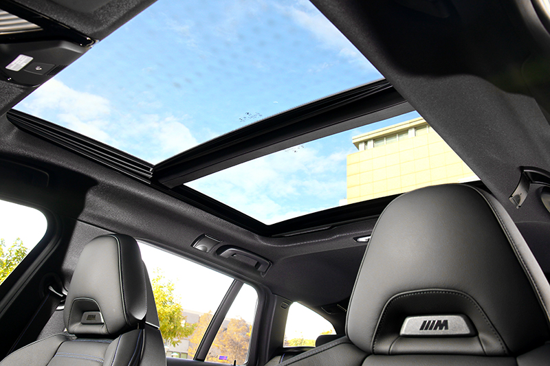 全景天窗替車室帶來明亮環境。