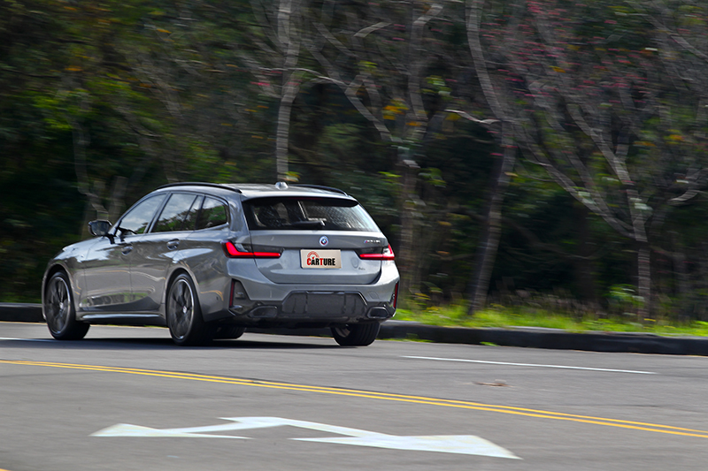 M340i xDrive Touring高速過彎相當穩定。