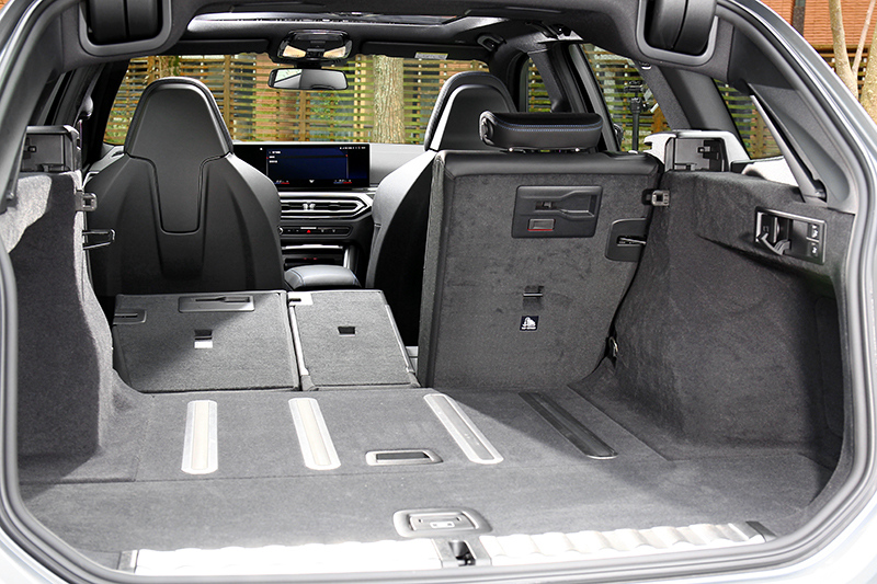 行李廂擁有座椅4/2/4分離、1,510公升容積、後廂分隔網、自動止滑功能。