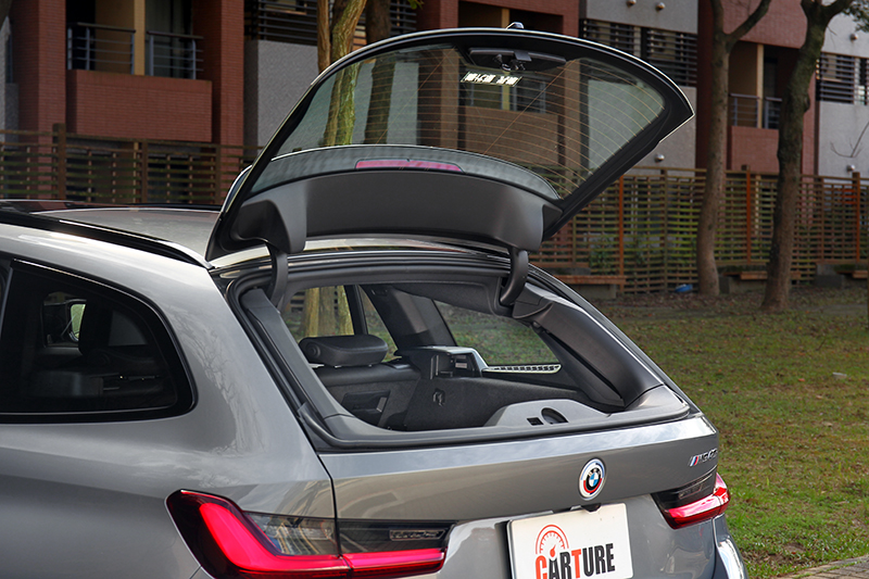 後擋風玻璃可單獨開啟方便拿取物品。