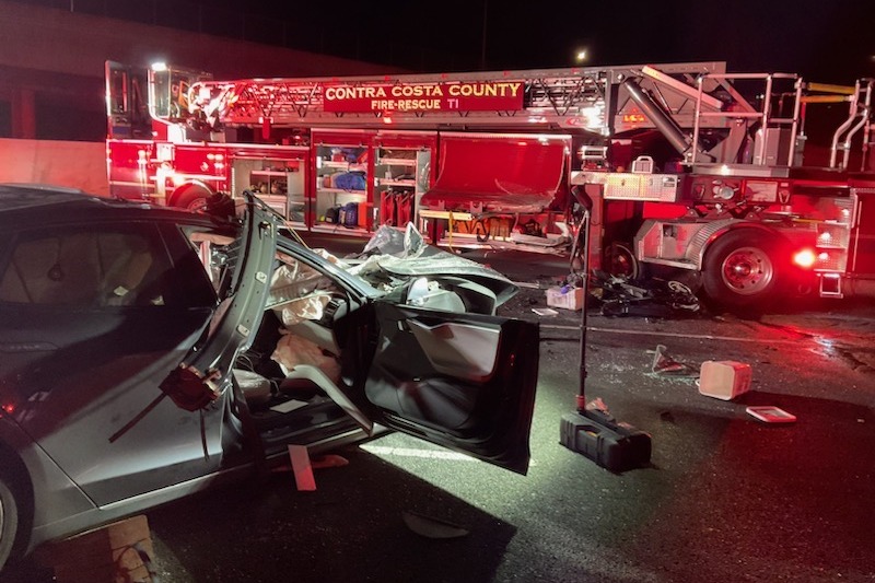Model S撞上停放的消防車，造成一死一重傷。(圖片來源 Con Fire PIO)