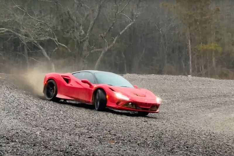  貧窮限制我的想像，原來Ferrari F8 Tributo可以這樣開！ 