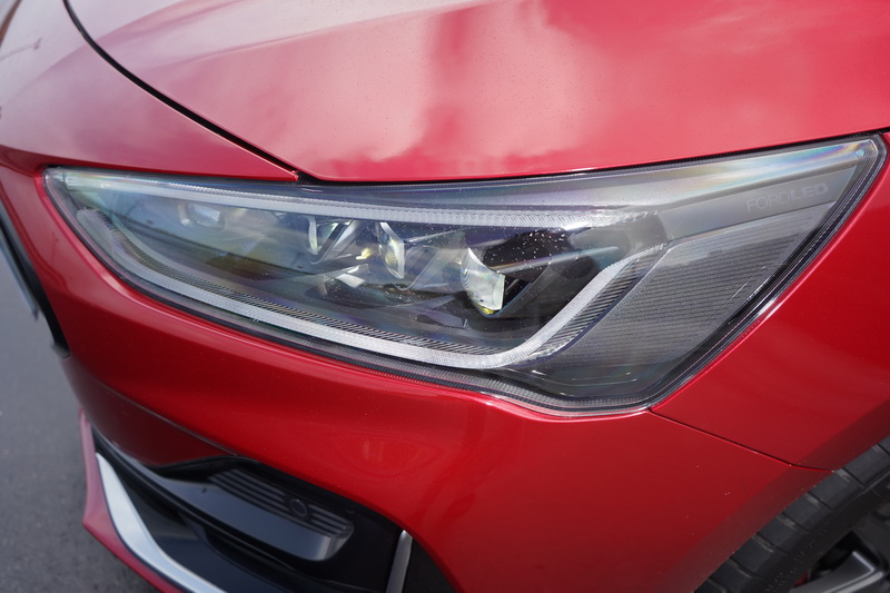 改款後的頭燈已從上下序列式的反光式照明設計改為多魚眼燈具