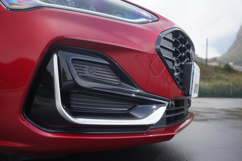 Vignale車型多了一道L型的緞面銀色飾條點綴，並將類似導風口的設計做得更為顯眼