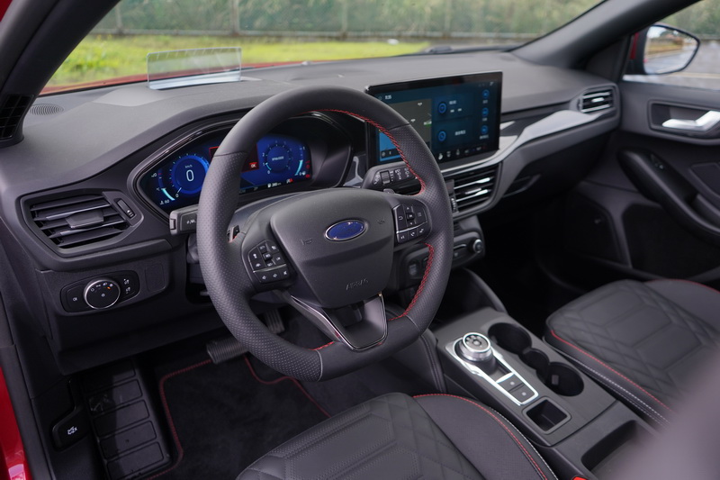 內裝格局在小改款後的最大亮點莫過於導入了具備入SNYC 4系統的13.2吋中央觸控螢幕