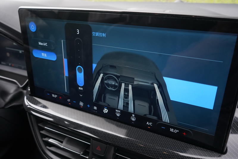 空調介面被整合至螢幕最下方，操作上就是要稍微飄開視線看清楚要調整的功能選項