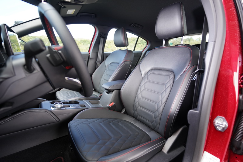 座椅材質上也做了升級，這次採用了Sensico時尚永續皮革製作