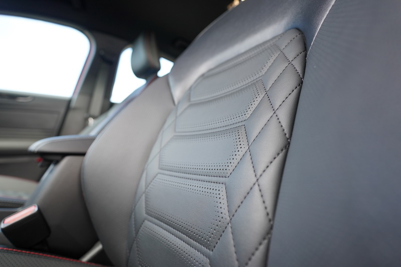 椅背及椅面的菱格紋編織手法，好保養又不失質感