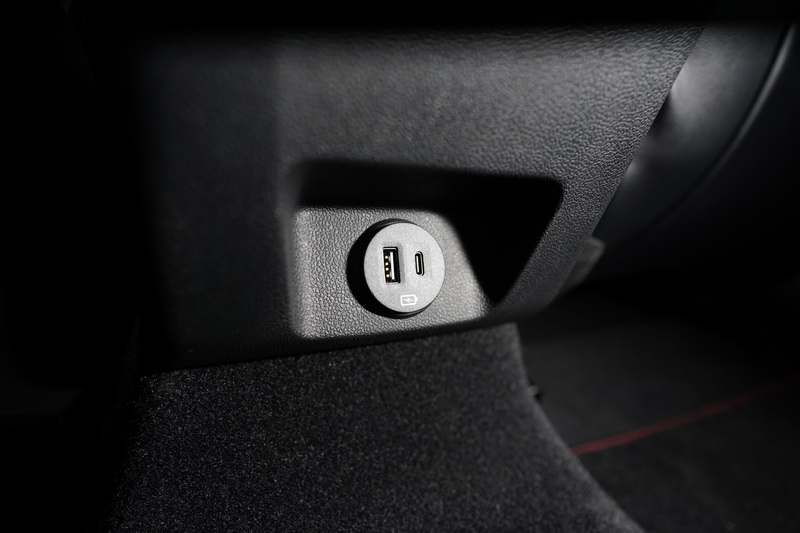 不過下方仍配有兩種規格的USB充電插口