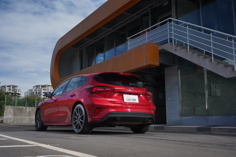 現今百萬元內還能買到這樣一部全方位的五門掀背房車，除了Focus以外還真的沒有太多選擇