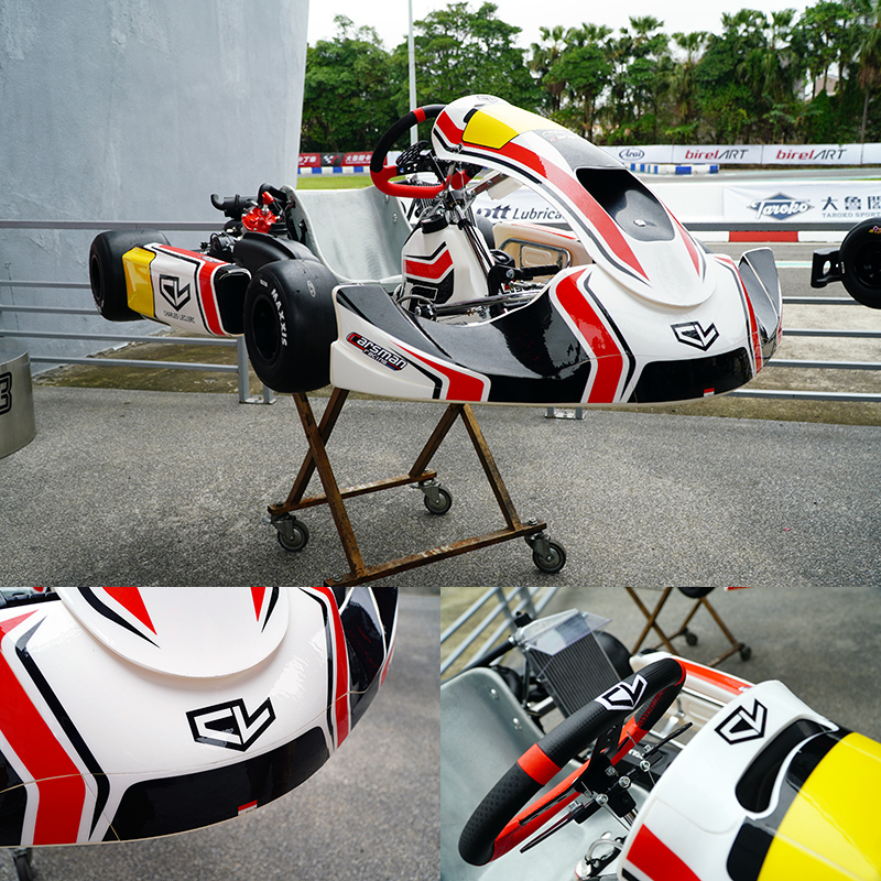 現場展示的CL Charles Leclerc DD2車架,配有搶眼的紅黑白三色搭配塗裝,加上特殊設計CL品牌logo,呈現濃厚的F1車手個人風格。