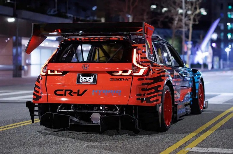 高聳尾翼、寬體車身、可掀式車尾設計讓CR-V Hybrid Racer樣貌相當兇狠。
